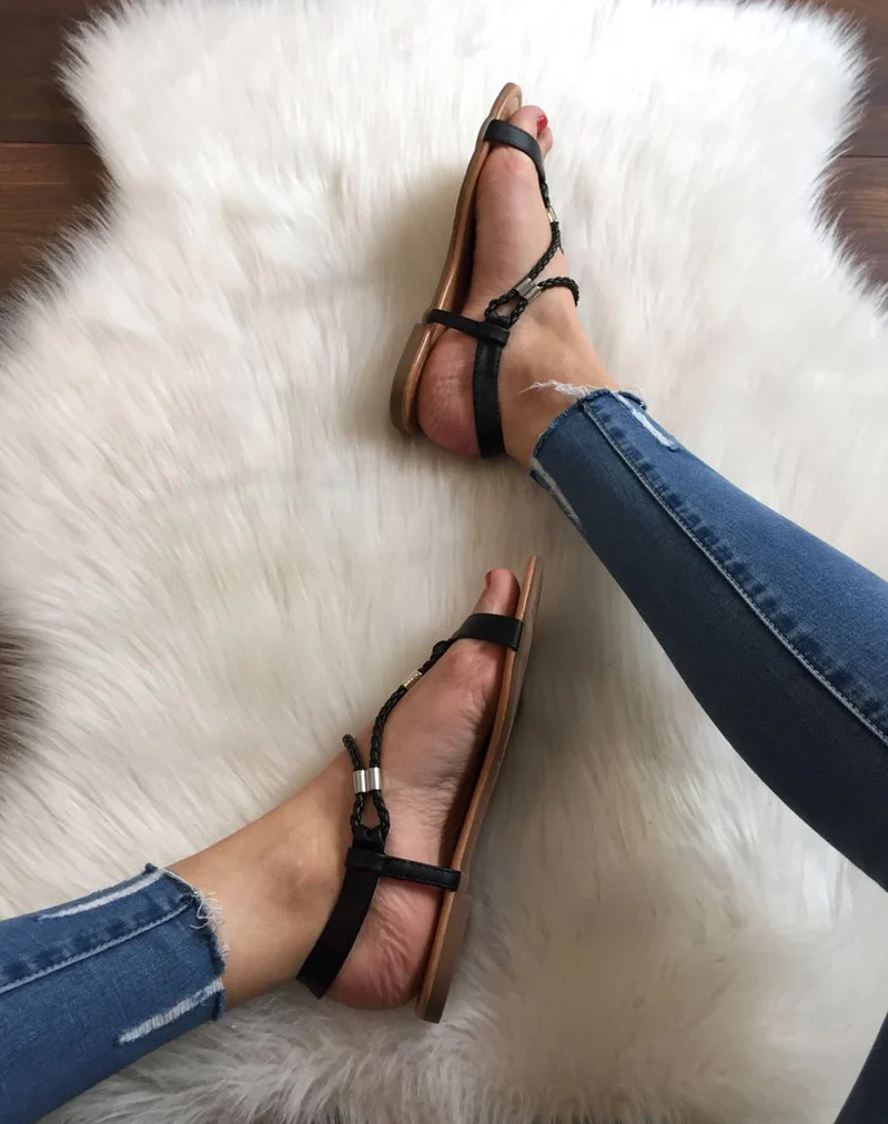 Nu-pieds noirs tressés