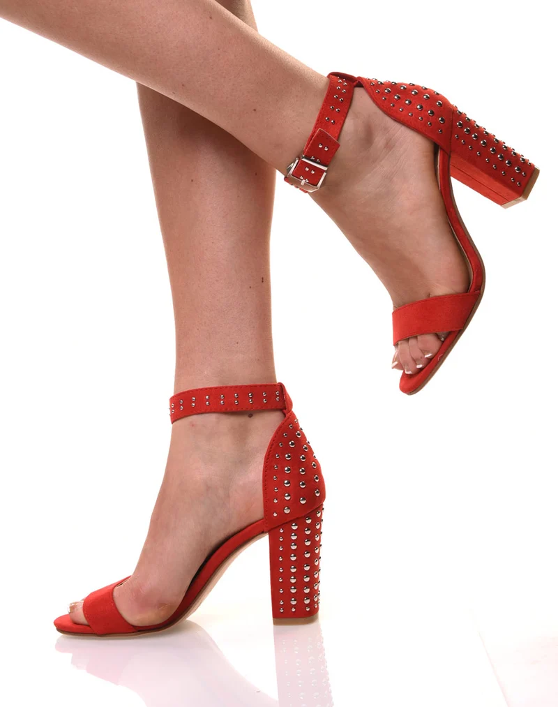 Sandales cloutées rouges