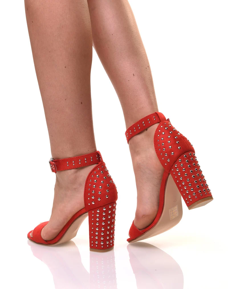 Sandales cloutées rouges