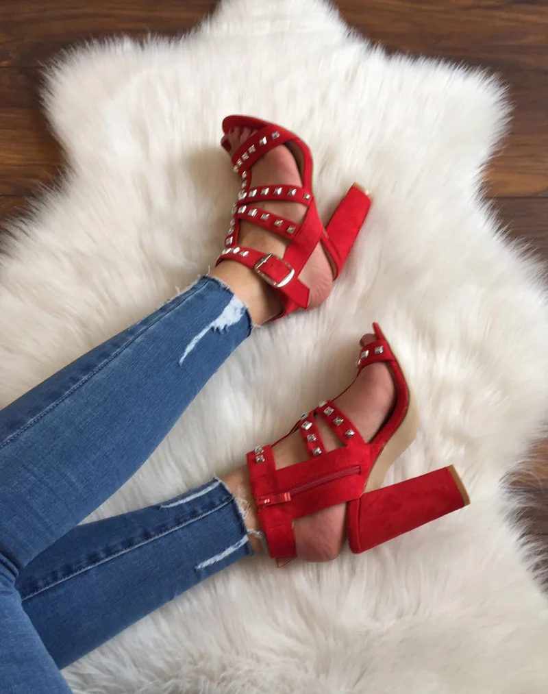 Sandales à talons hauts cloutées rouges