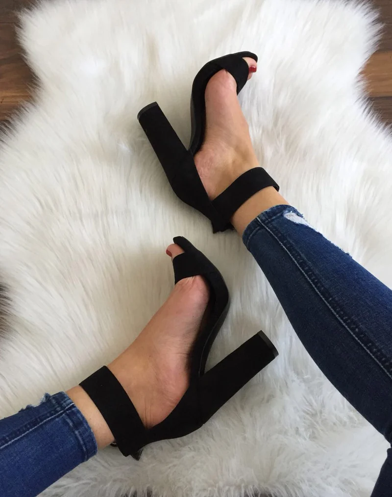 Sandale noire effet suédine talons épais