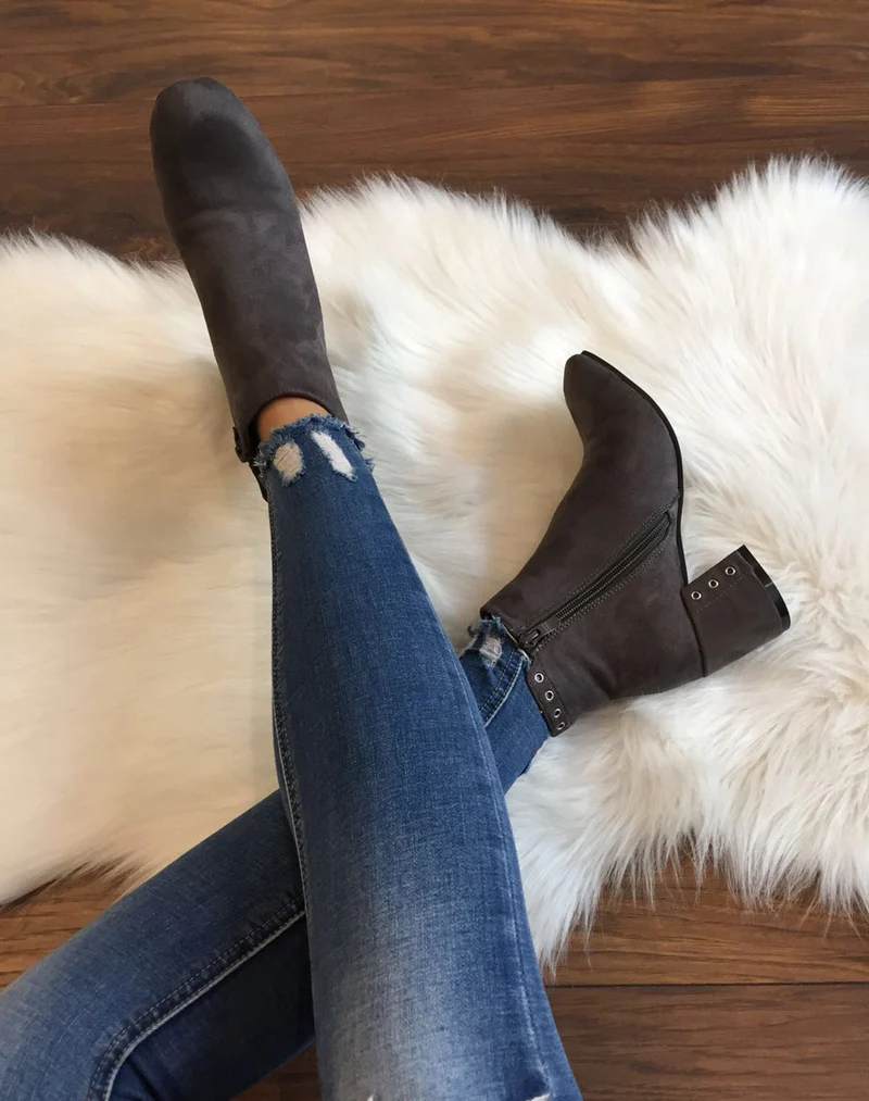 Bottines grises en suédine ornées d'oeillets
