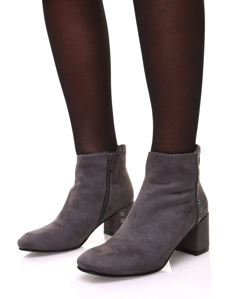 Bottines grises en suédine ornées d'oeillets