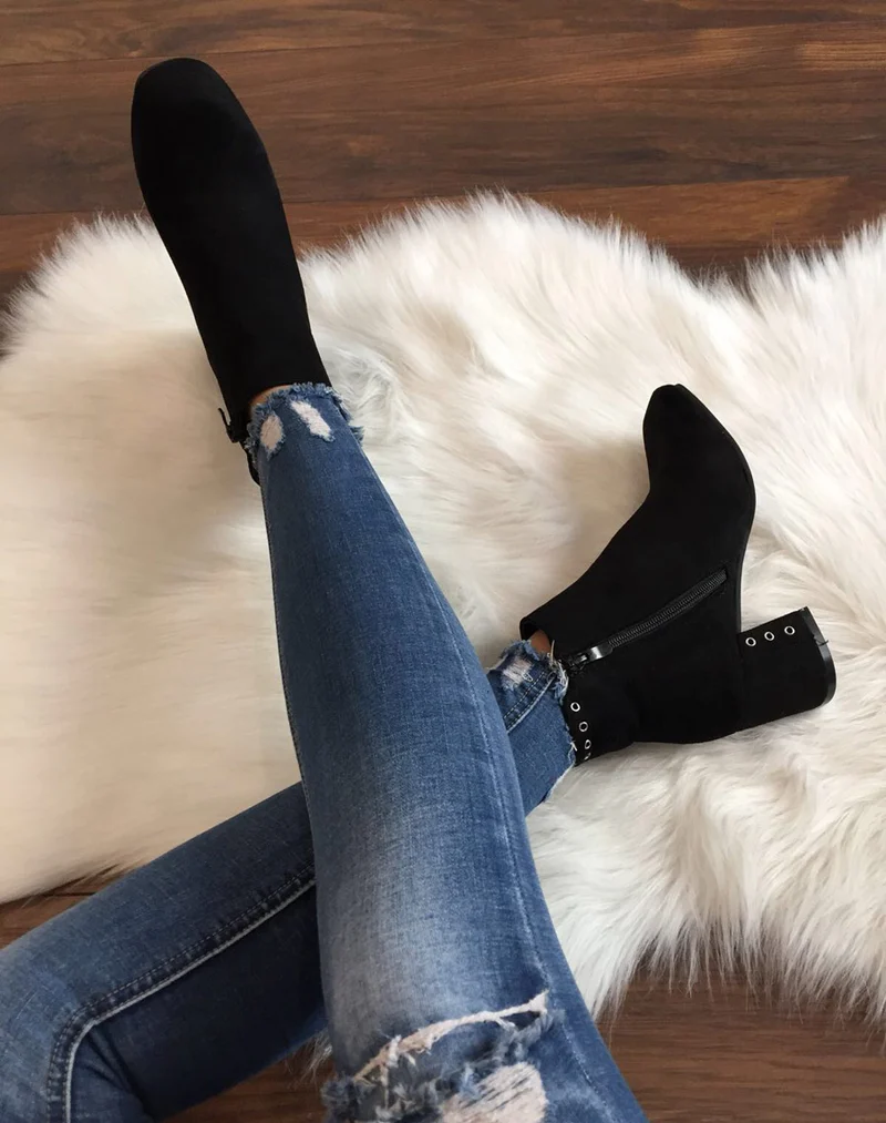 Bottines noires en suédine ornées d??illets