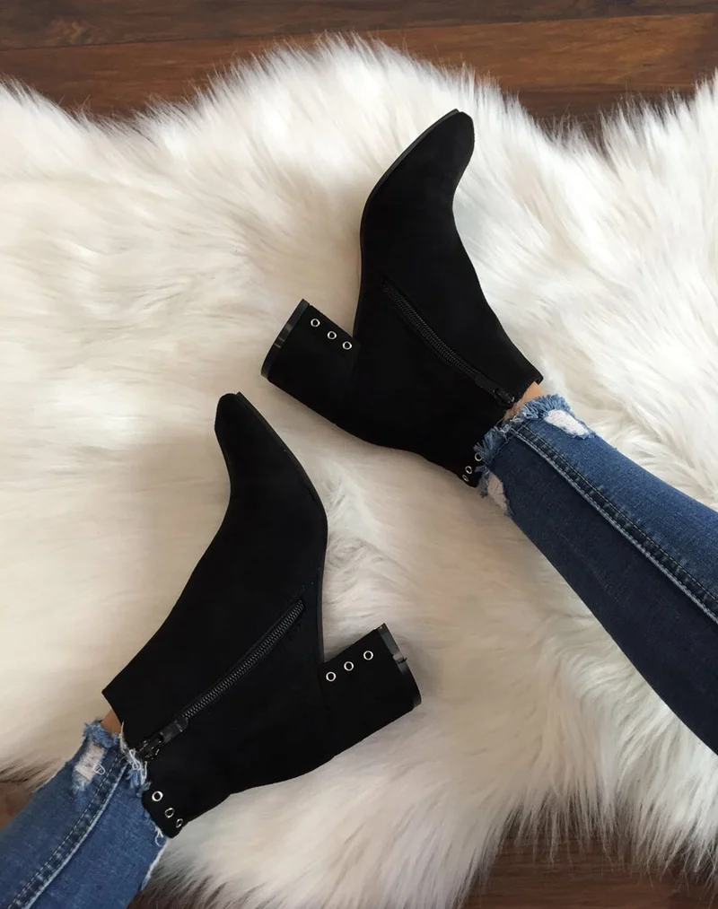 Bottines noires en suédine ornées d??illets