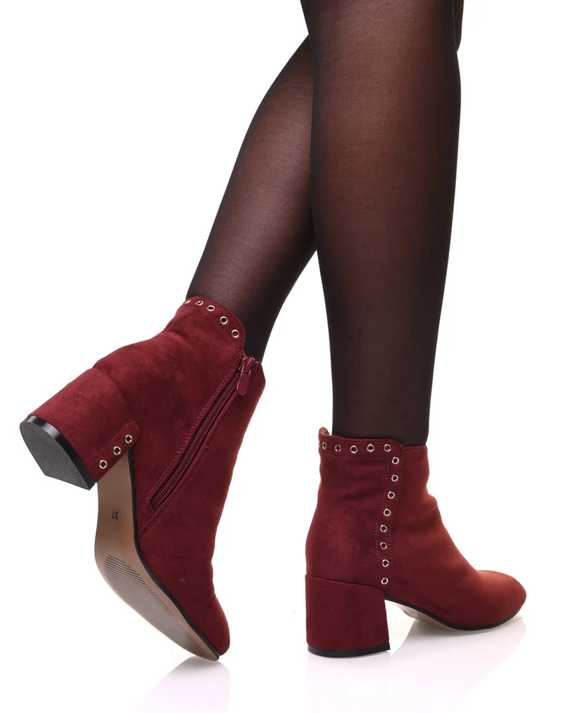 Bottines bordeaux en suédine ornées d'oeillets