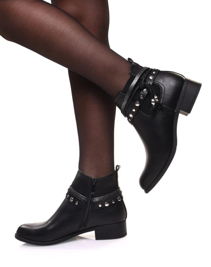 Bottines plates noires avec différentes lanières