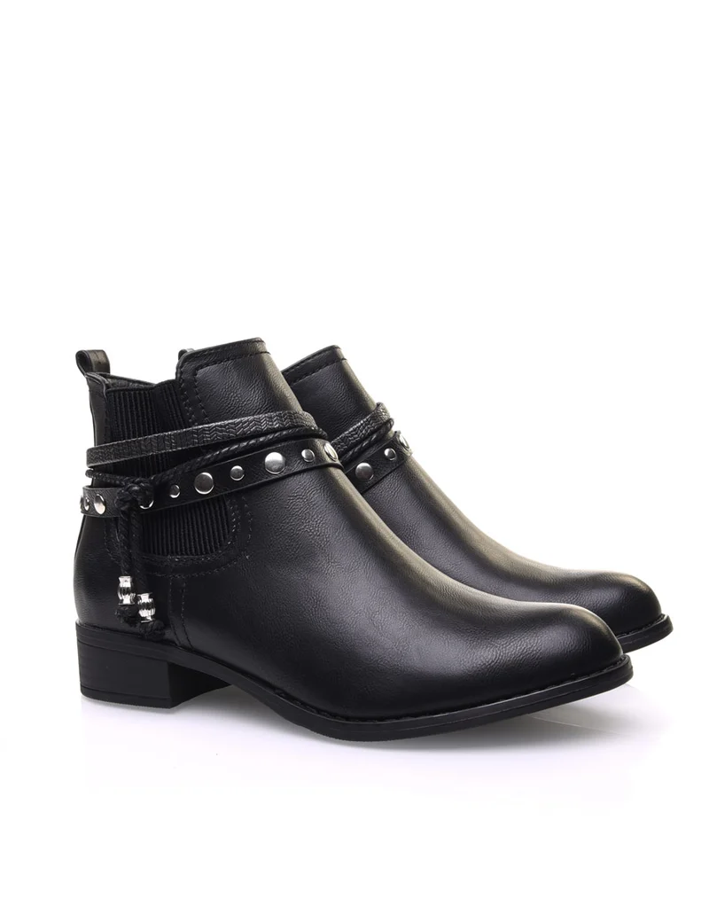 Bottines plates noires avec différentes lanières