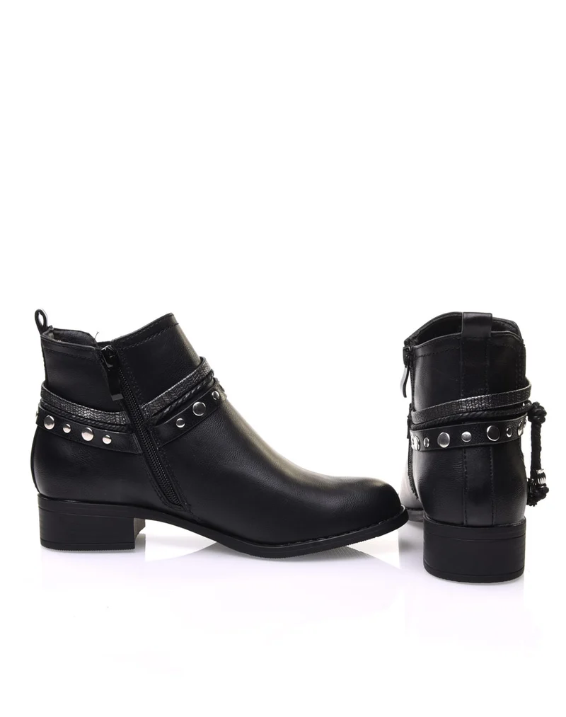 Bottines plates noires avec différentes lanières