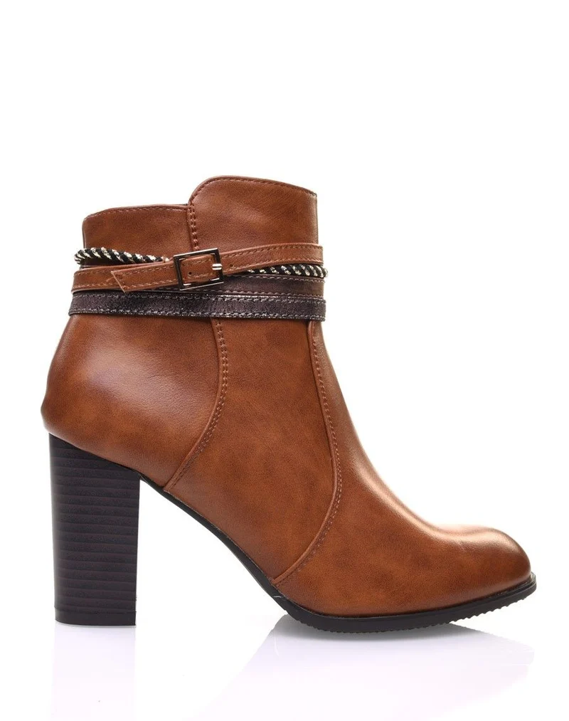 Bottines camel à talons hauts et brides décoratives