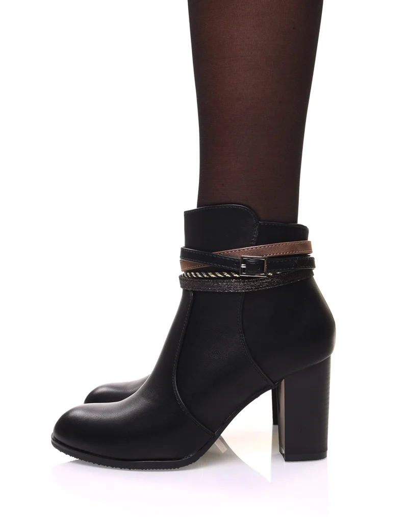 Bottines noires à talons hauts et brides décoratives