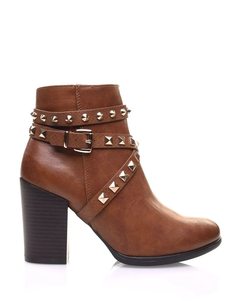 Bottines camel à talons et clous pyramidaux