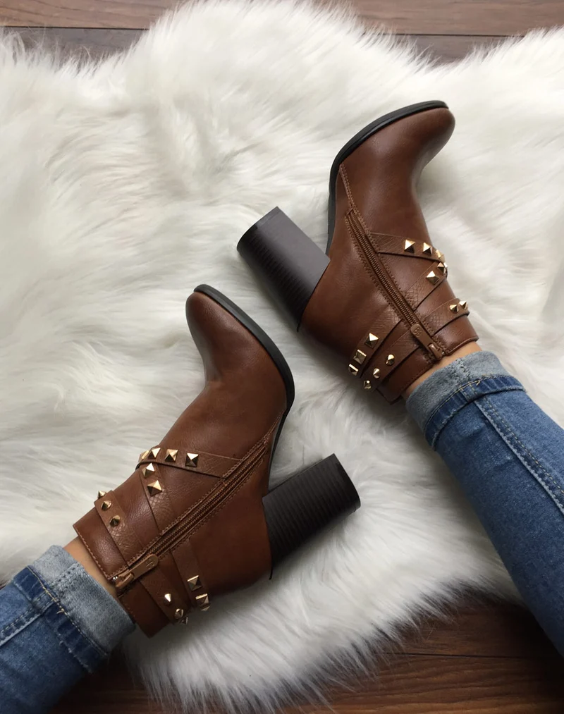 Bottines camel à talons et clous pyramidaux