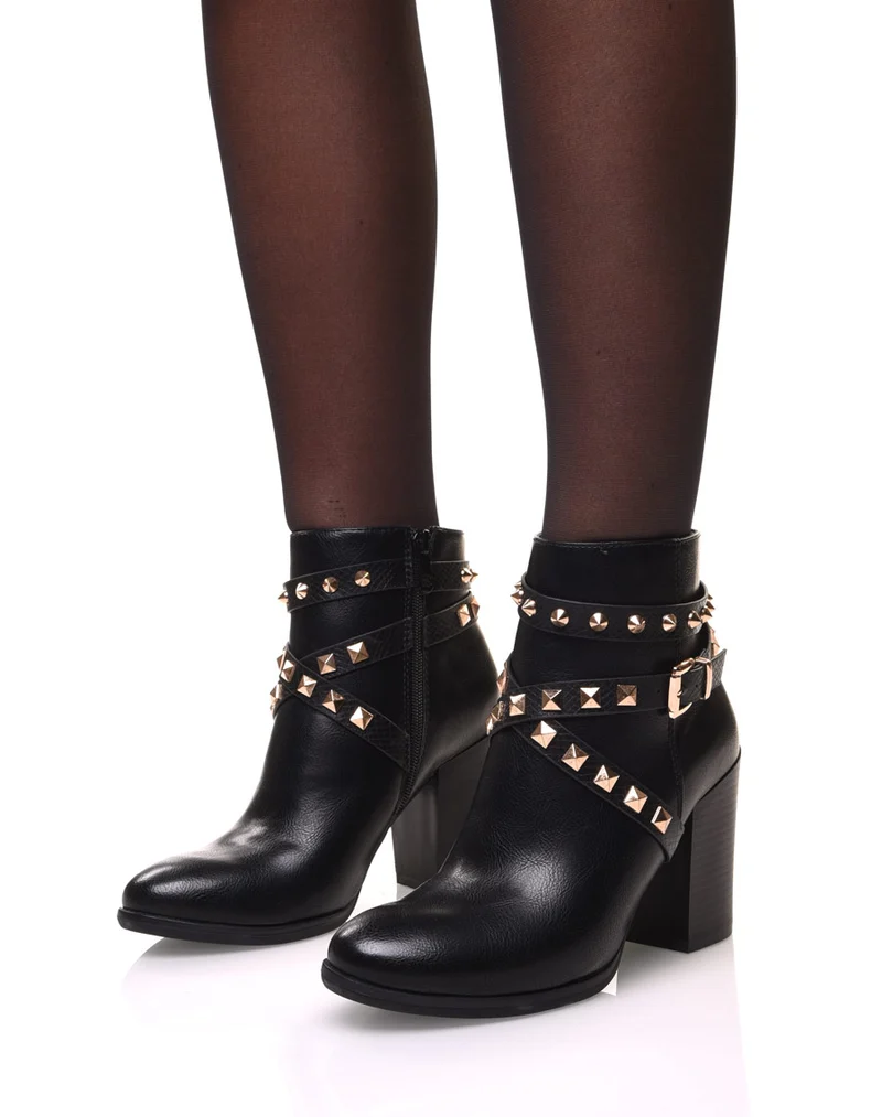 Bottines noires à talons et clous pyramidaux