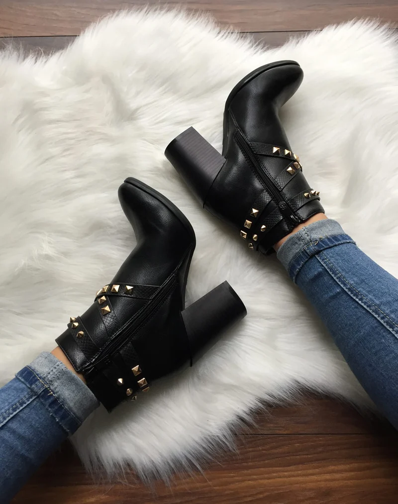 Bottines noires à talons et clous pyramidaux
