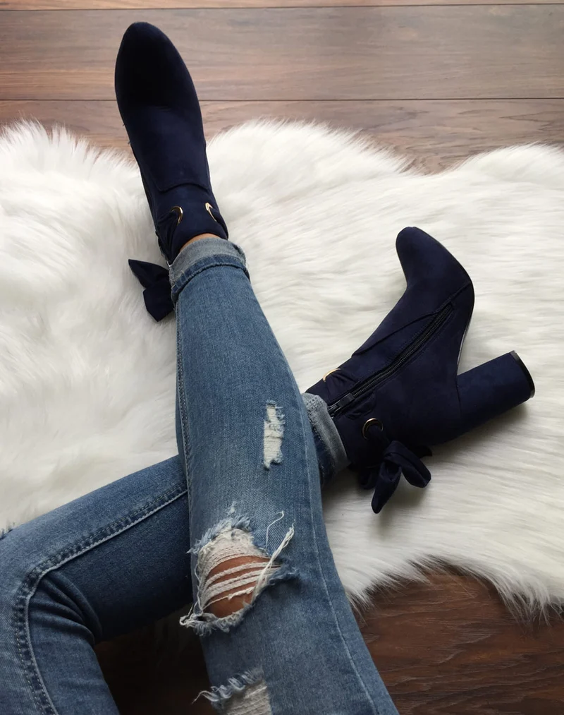 Bottines bleues à noeud et oeillets dorés
