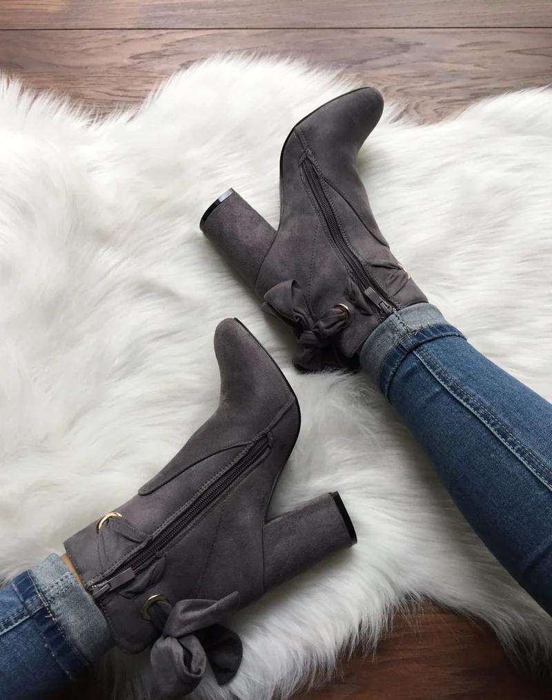Bottines grises à noeud et oeillets dorés