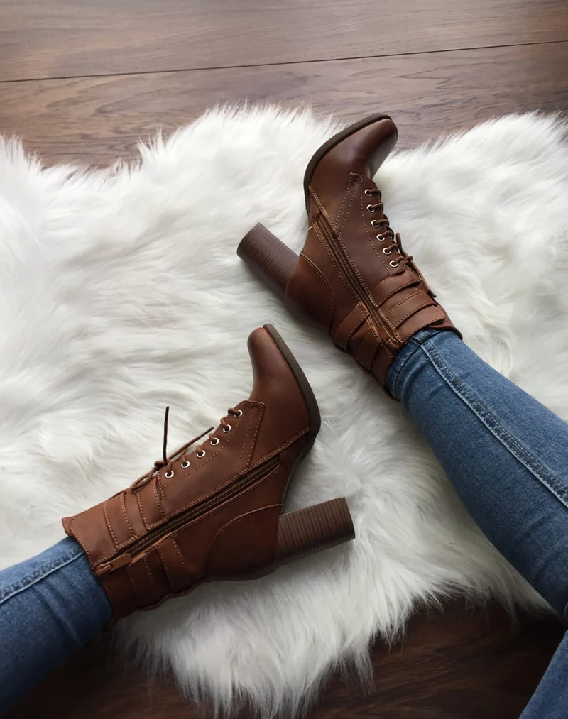 Bottines camel à talons lacées