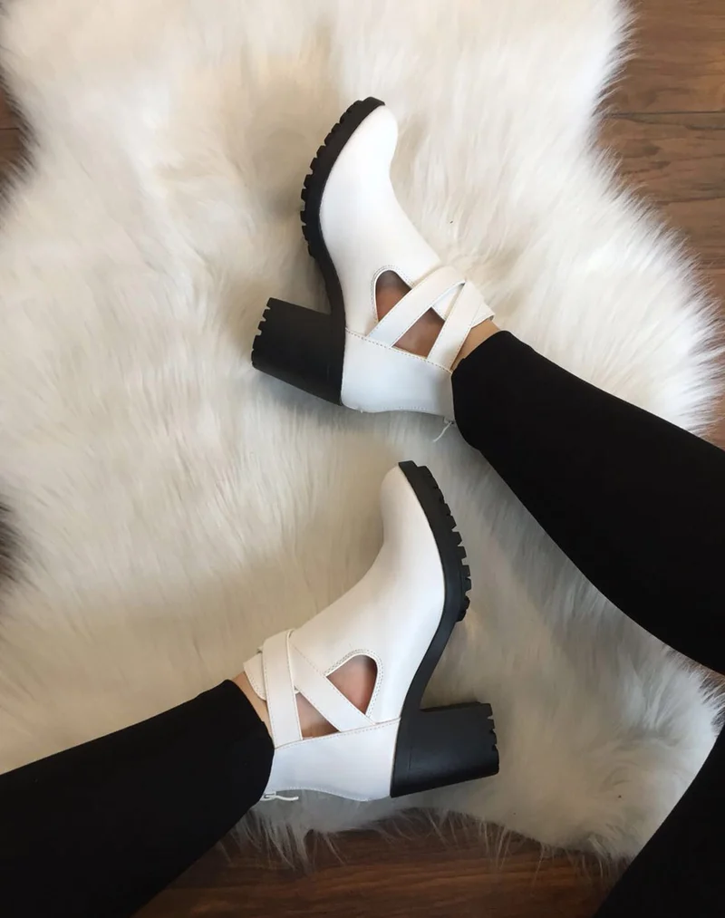 Bottines blanches crantées à boucles croisées