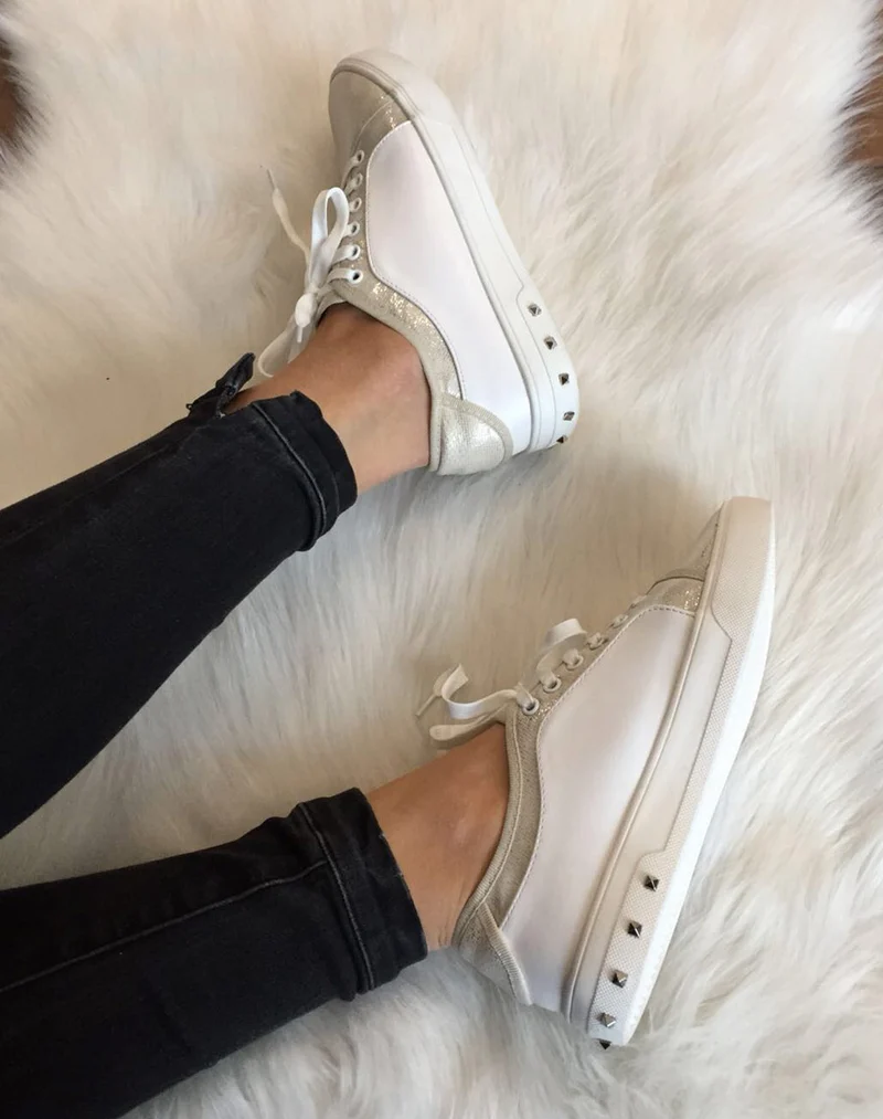 Baskets beiges et blanches brillantes