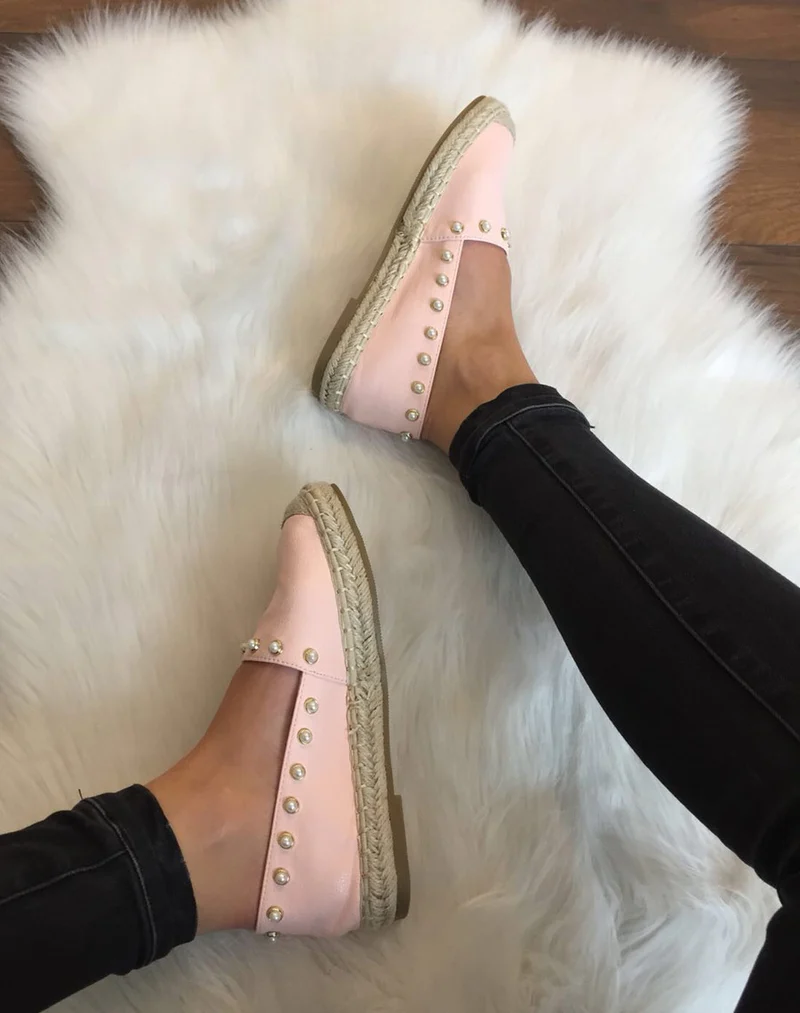 Espadrilles roses ornées de perles