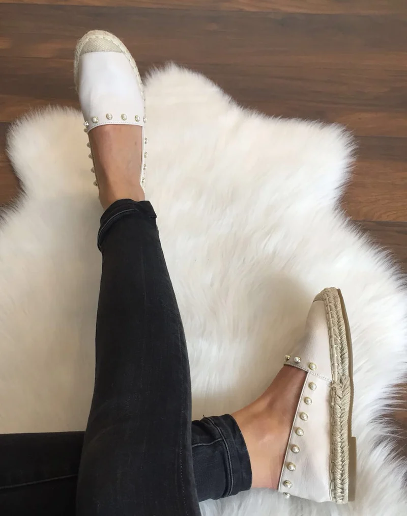 Espadrilles beiges ornées de perles