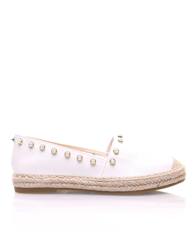 Espadrilles blanches ornées de perles