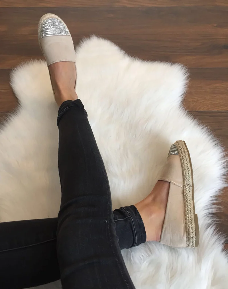 Espadrilles beiges en suédine ornées de strass