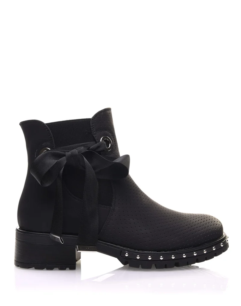 Bottines noires perforées à semelles crantées