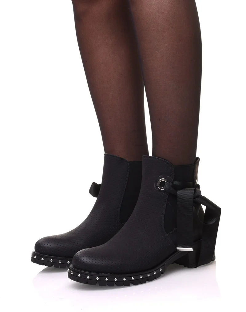 Bottines noires perforées à semelles crantées