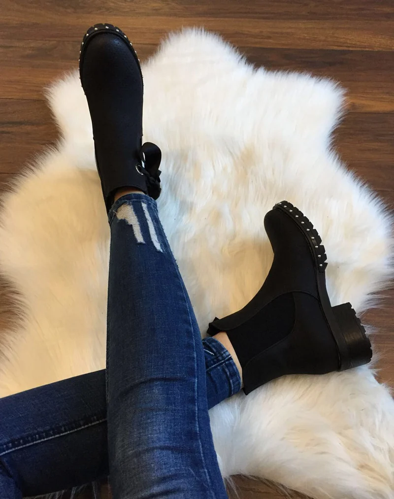 Bottines noires perforées à semelles crantées