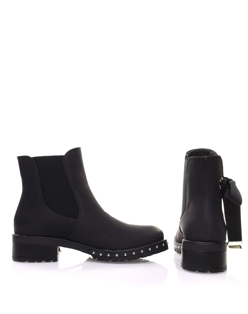 Bottines noires perforées à semelles crantées
