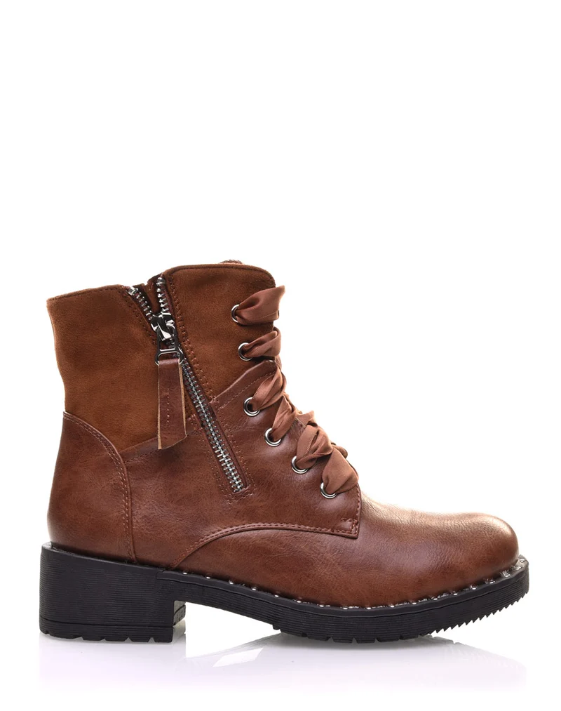 Bottines camel à lacets et semelles cloutées
