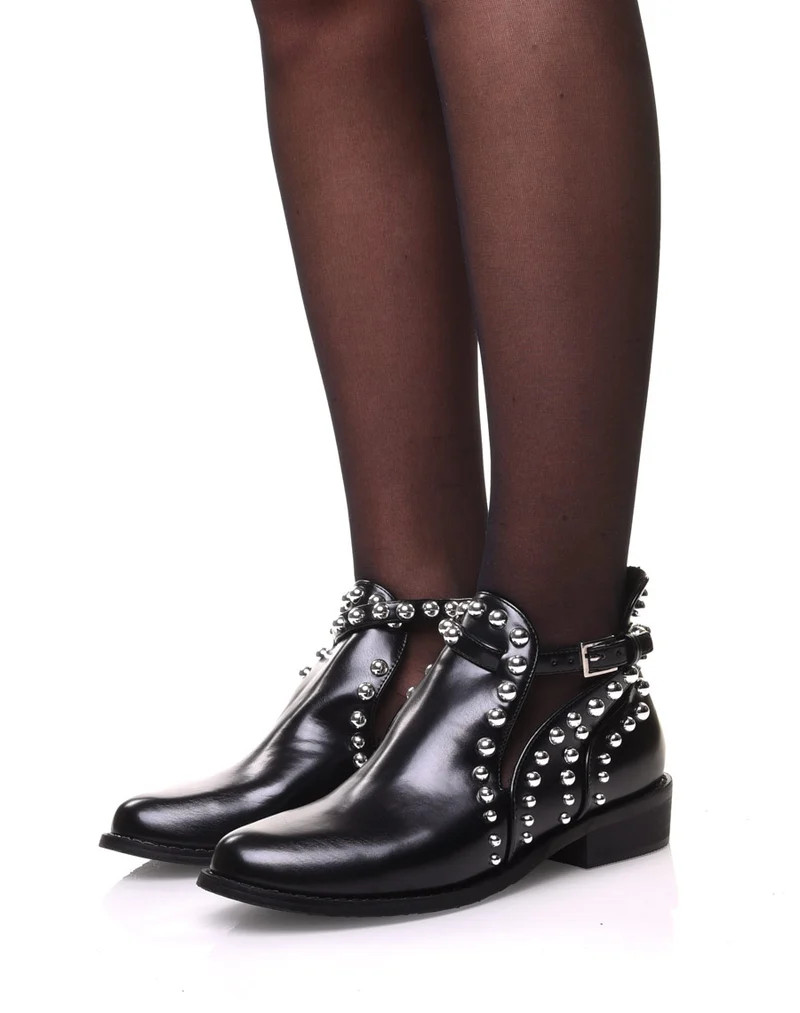 Bottines noires ajourées ornées de perles