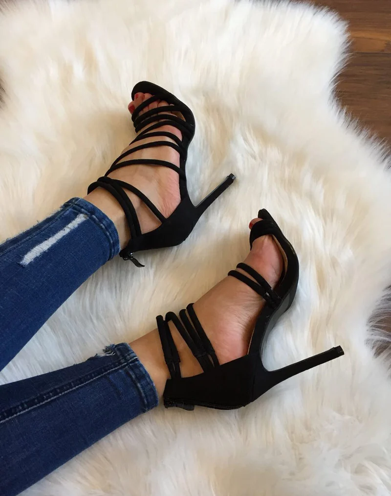 Sandales noires multiples lanières en suédine à talons aiguilles