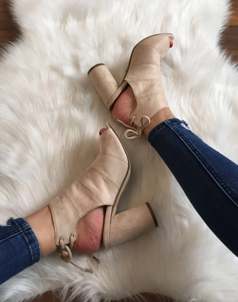 Sandales beiges en suédine à talons ronds