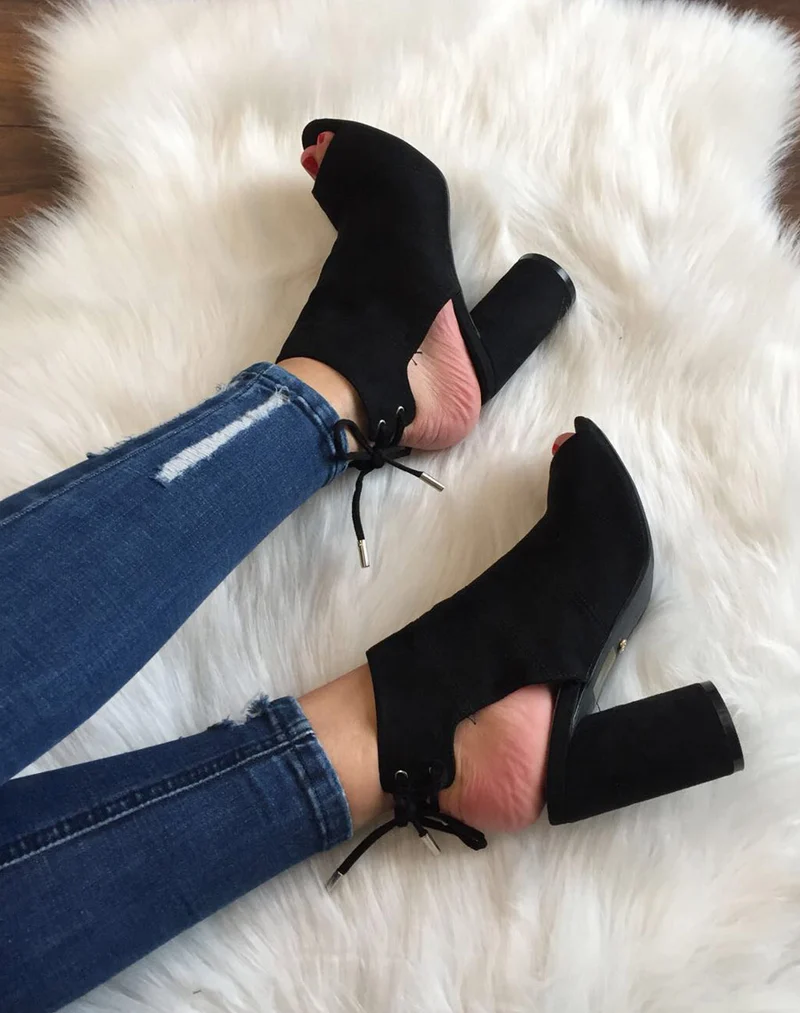 Sandales noires en suédine à talons ronds