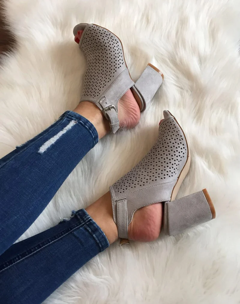 Sandales grises perforées à talons mi hauts