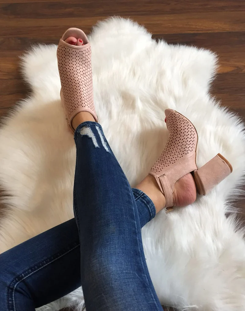Sandales rose pales perforées à talons mi hauts