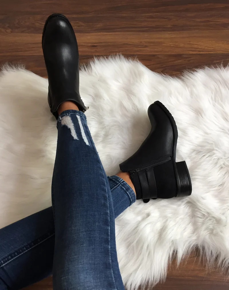 Bottines basses noires à sangles argentées