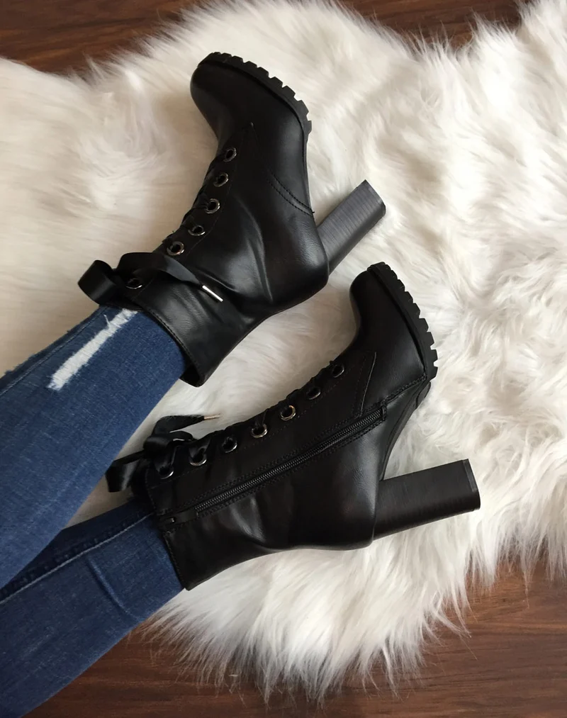 Bottines hautes noires à lacet et à semelles crantées