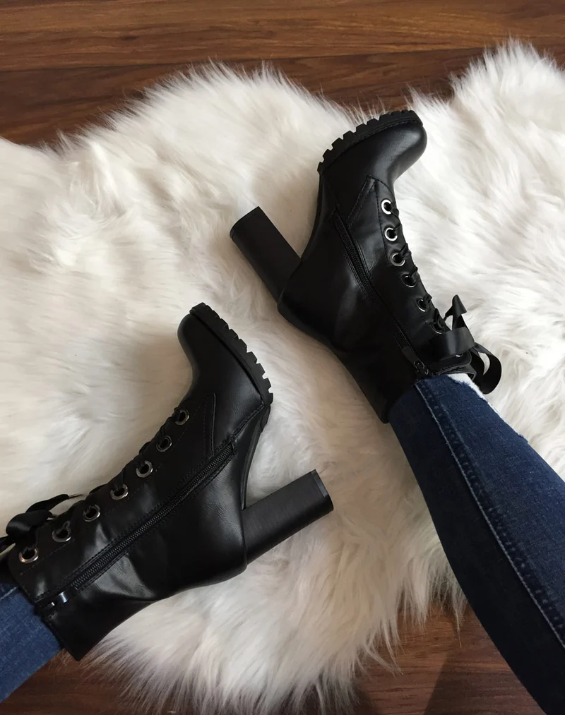 Bottines hautes noires à lacet et à semelles crantées