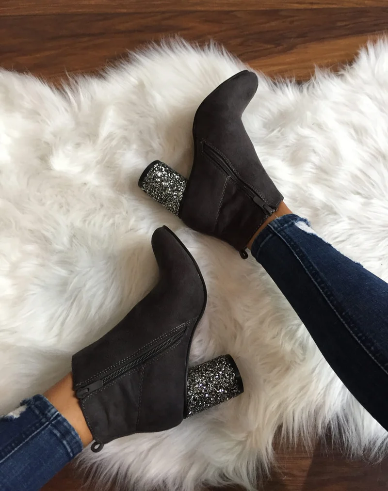 Bottines grises à talons ronds et pailletés