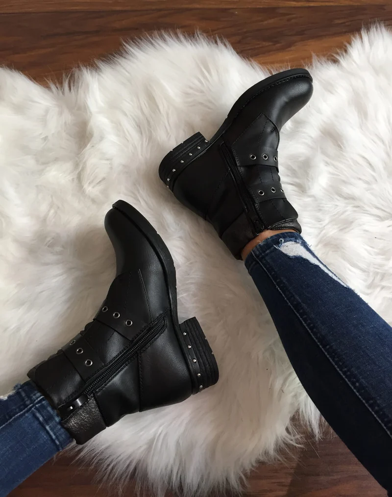 Boots noires à sangles bouclées