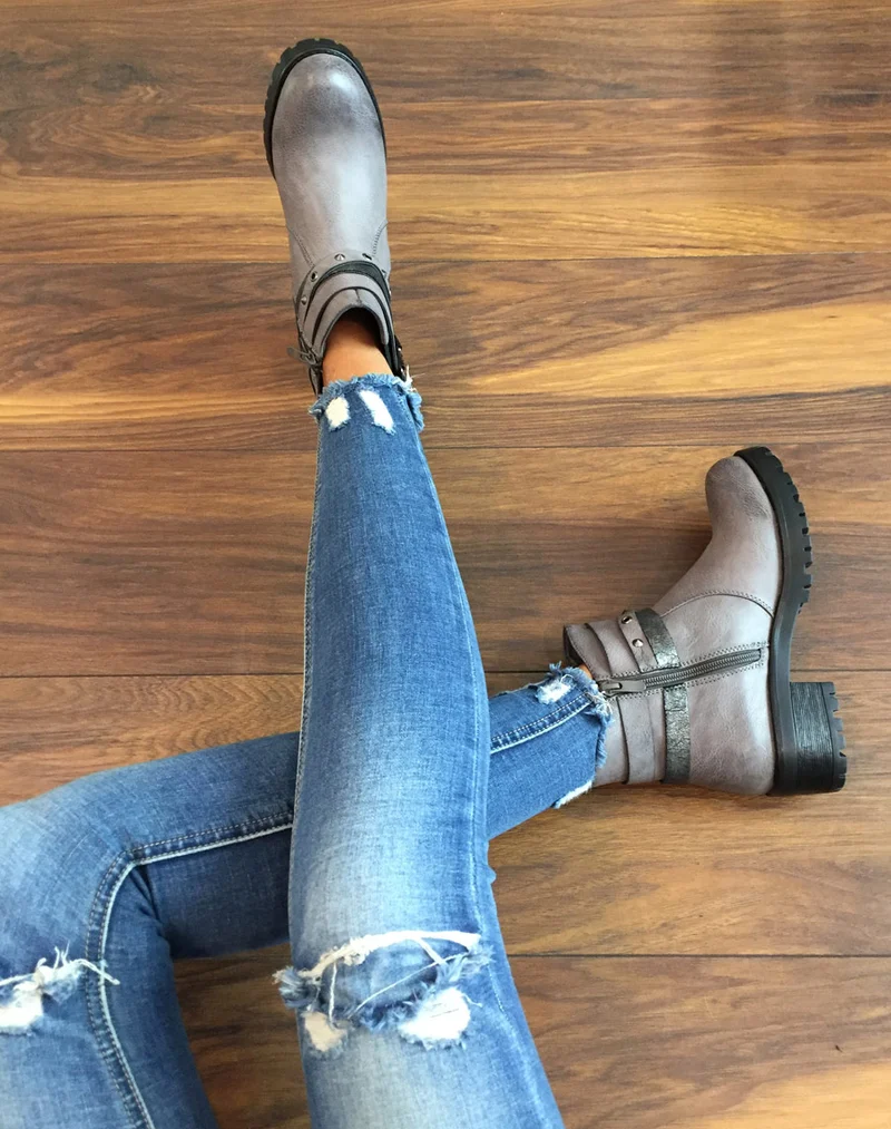 Bottines grises différentes lanières