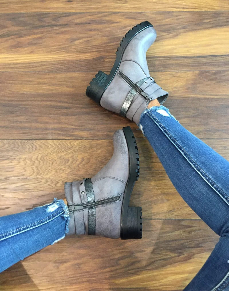 Bottines grises différentes lanières