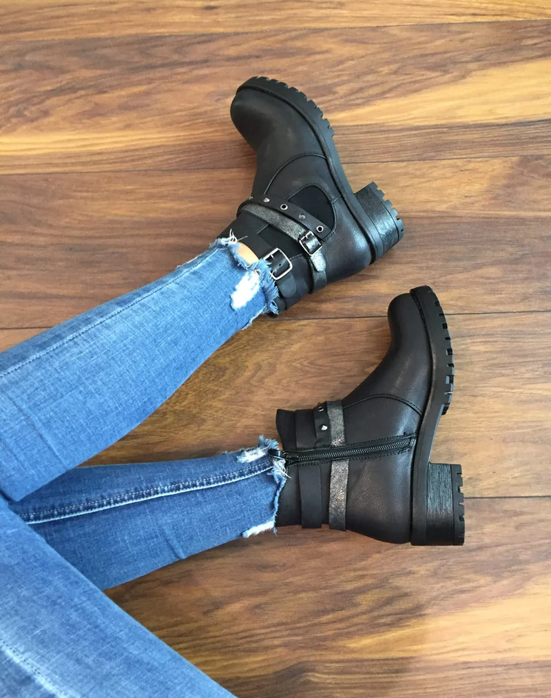 Bottines noires différentes lanières