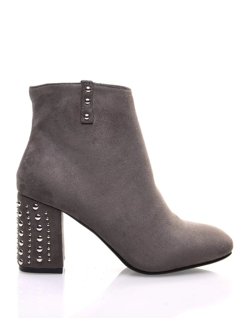 Bottines en suédine grises à talons cloutés