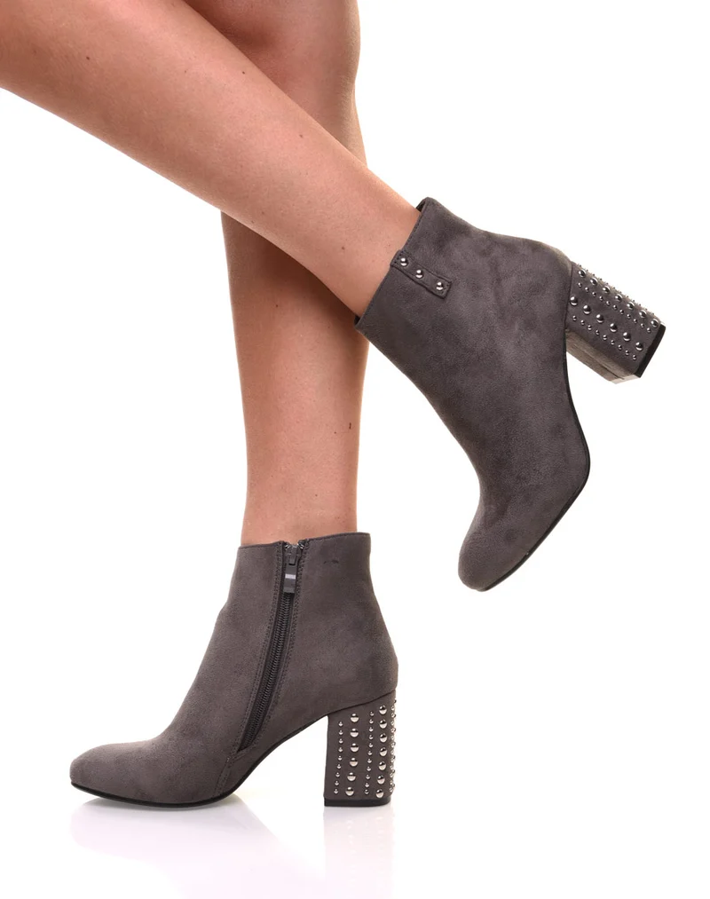 Bottines en suédine grises à talons cloutés