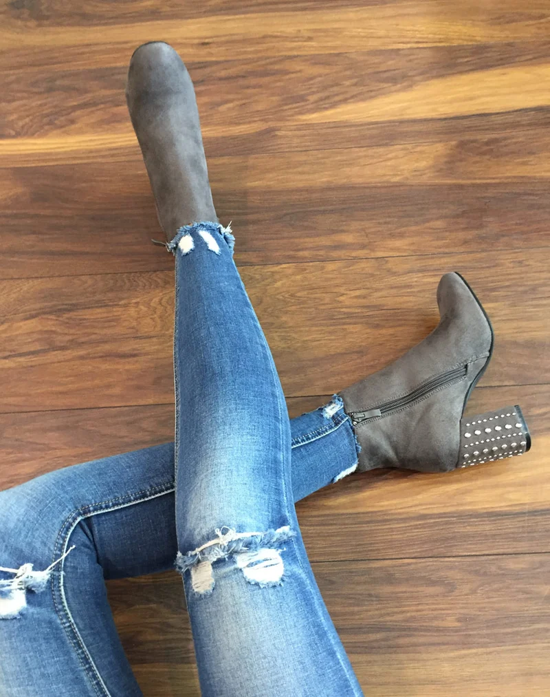 Bottines en suédine grises à talons cloutés
